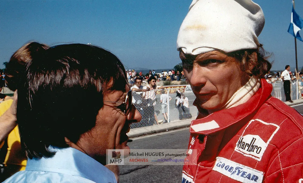 Bernie ECCLESTONE à gauche en discussion ouverte avec Niki LAUDA à droite . 🌹 © Copyright PHOTO Michel HUGUES 🌹
