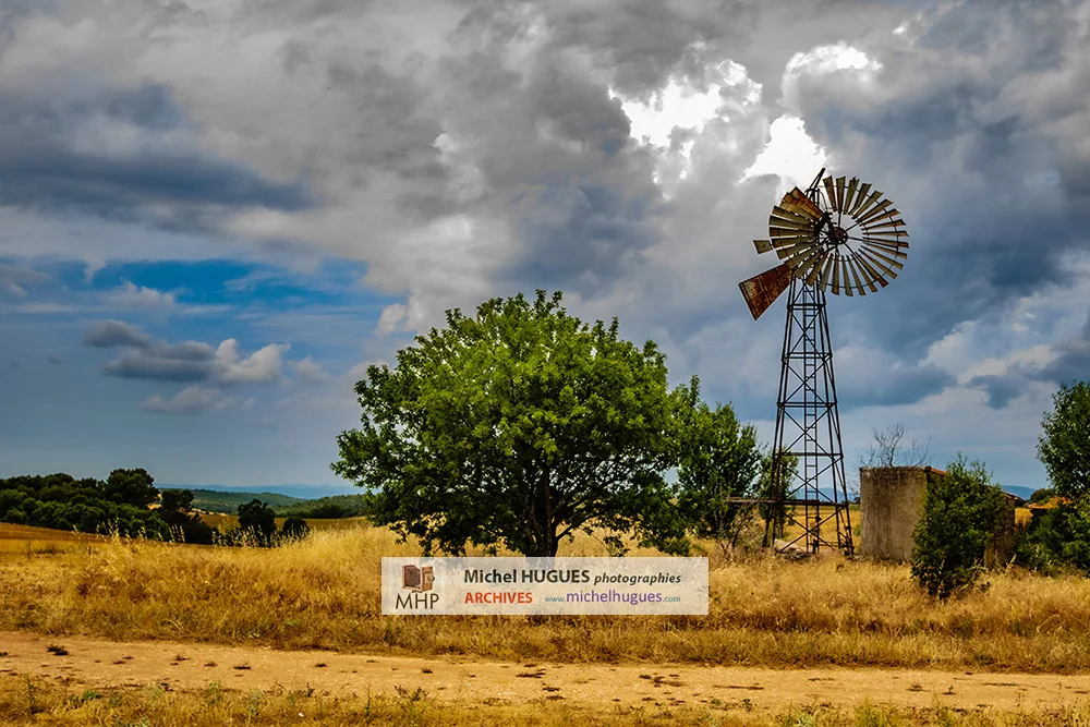 Eolienne sur le plateau de Valensole - 🌹 © Copyright PHOTO Michel HUGUES 🌹